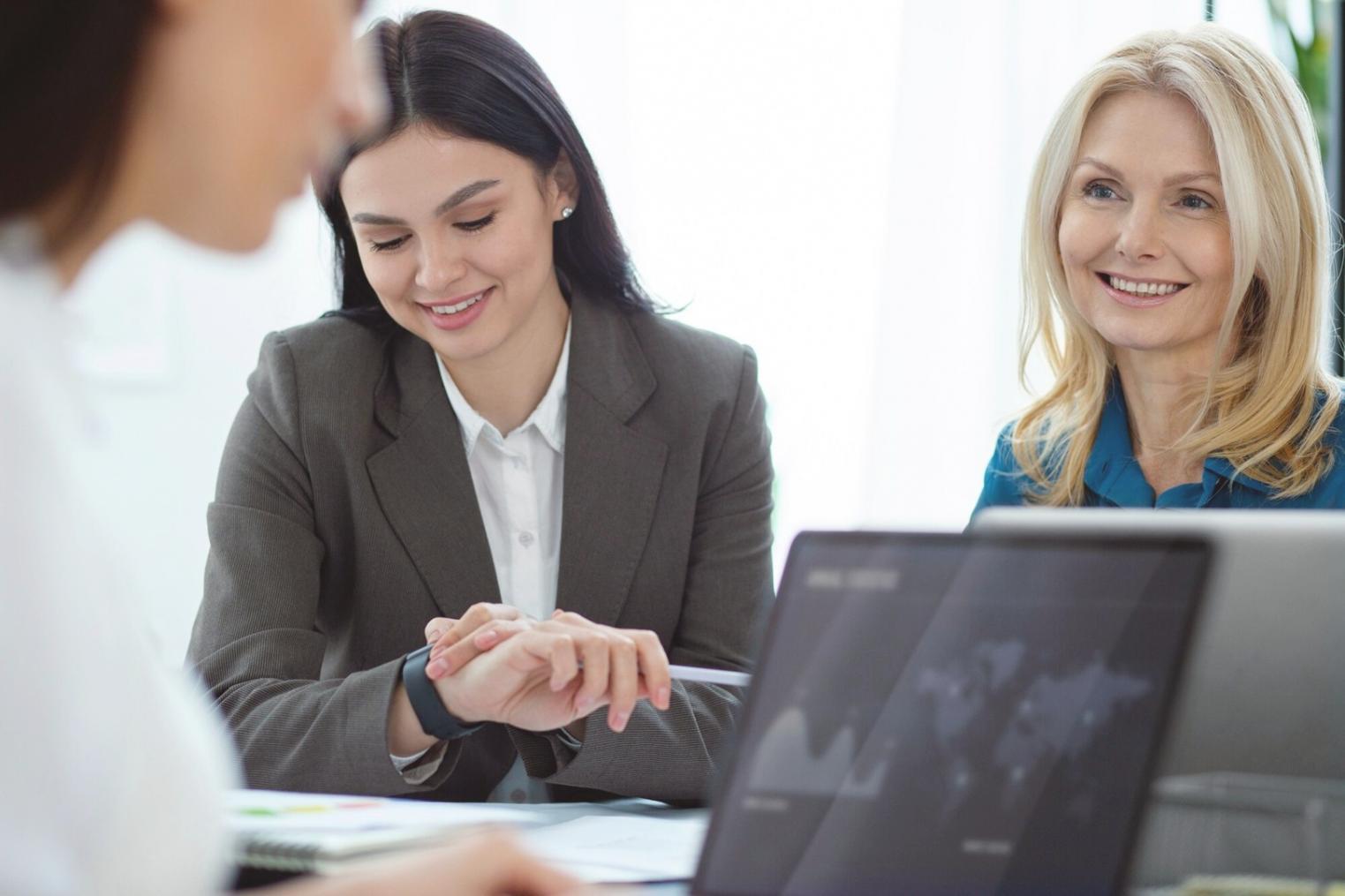 Espacio de trabajo organizado con calculadora y documentos, representando el enfoque metódico en la gestión financiera
