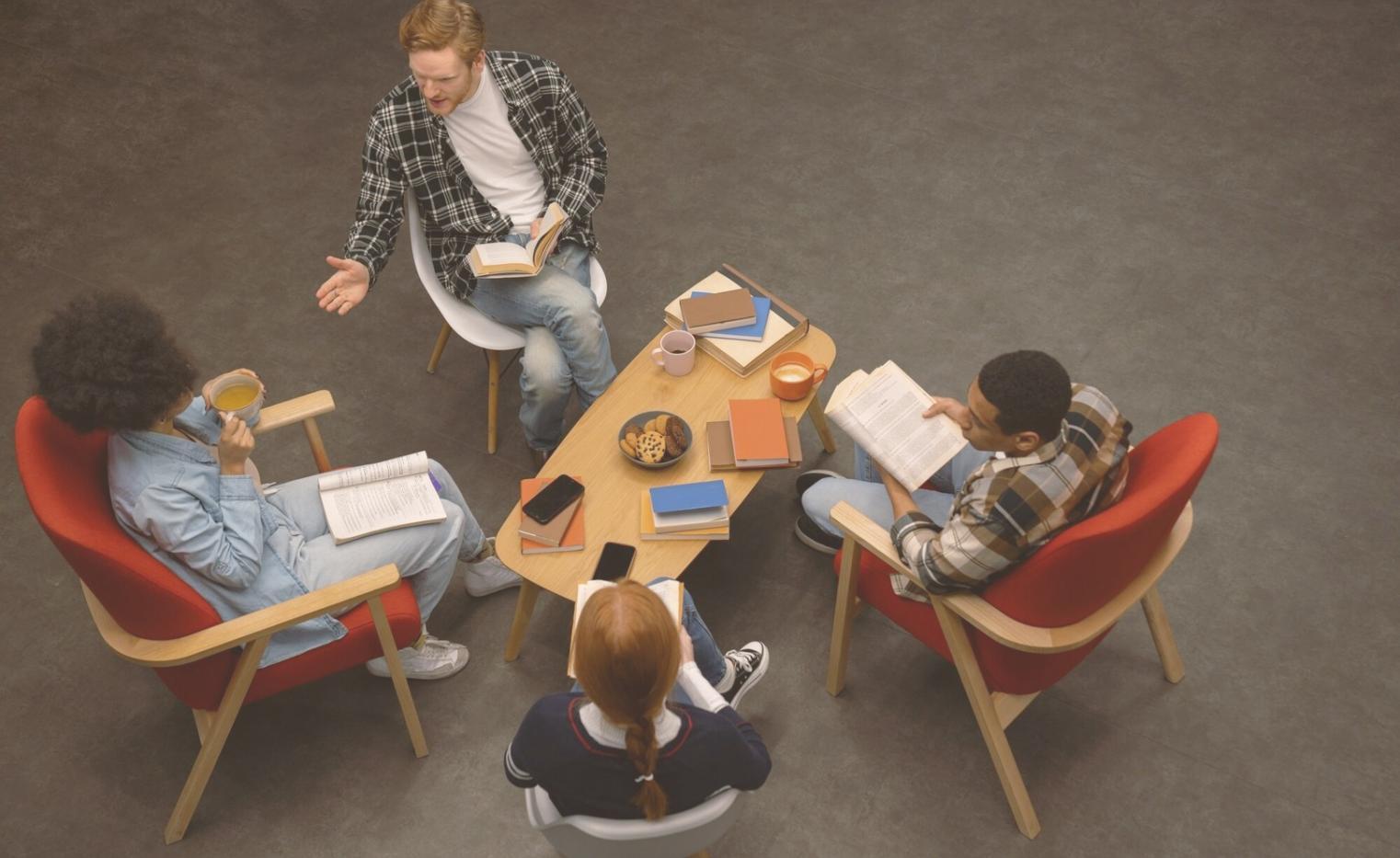 Espacio de trabajo con documentos financieros y calculadora